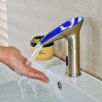Moderne-sensor-LED-kleur-nikkel-geborsteld-wastafel-kraan-enkel-gat-2-650x650