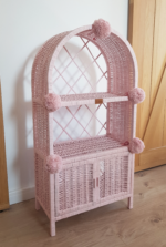 Rieten-roze-kast