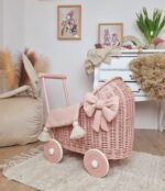 Roze-poppenwagen