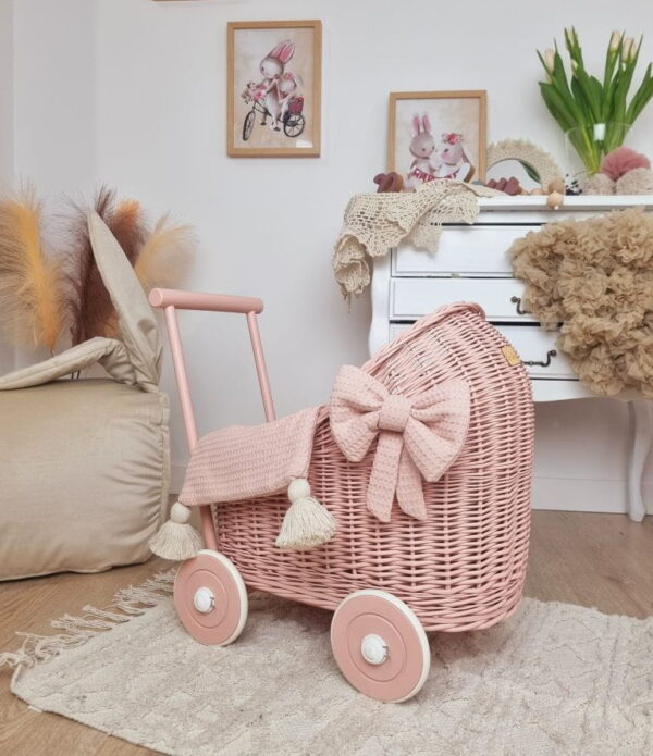 Roze-poppenwagen